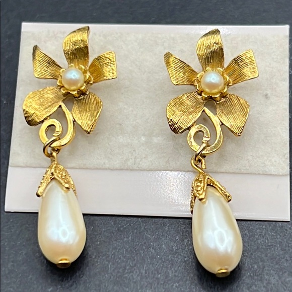 Faux pearl flower earrings